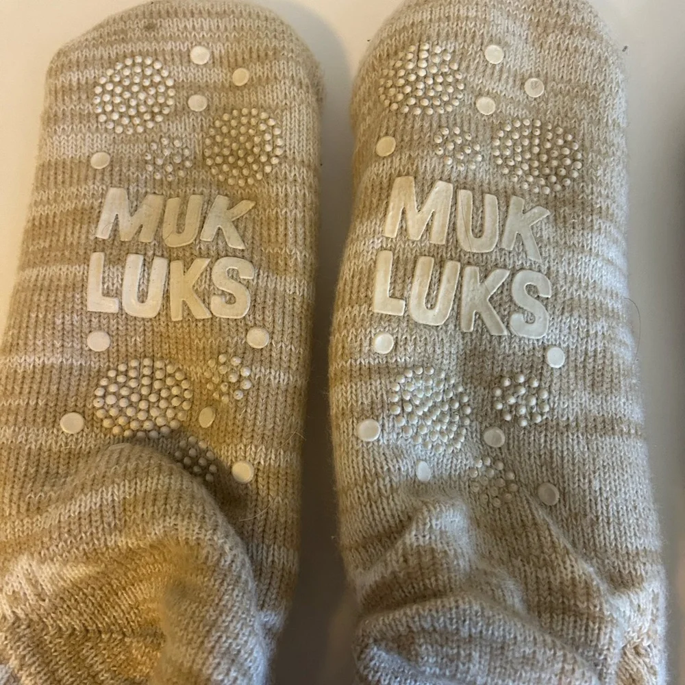 Muk Luks Sherpa-Lined Animal Grippy Socks in Beige & Gray